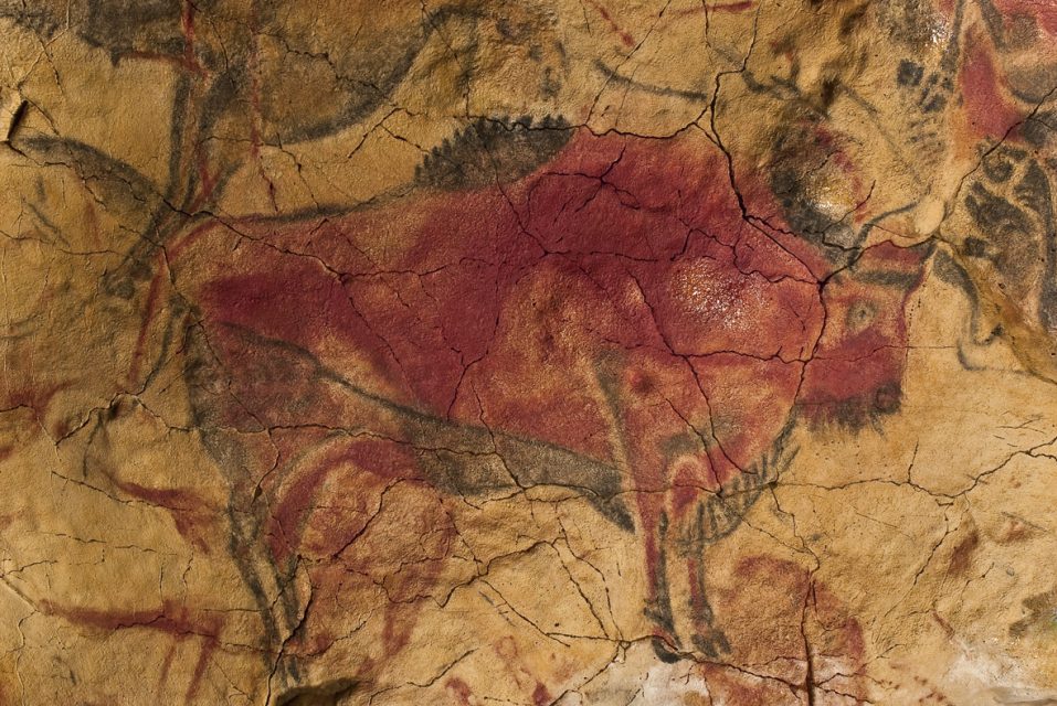 9_Bisonte_Magdaleniense_polícromo Charcoal in the Cave of Altamira was used to outline forms, add shading, and define details.