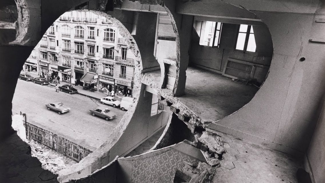 Gordon Matta-Clark, Conical Intersect (1975), vista desde el interior a través de los cortes circulares.