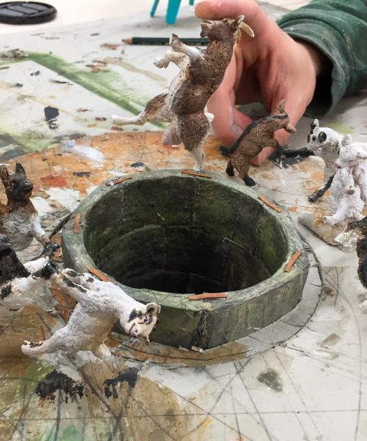 Montando la maqueta para la pintura Der Wolf und die sieben jungen Geisslein.