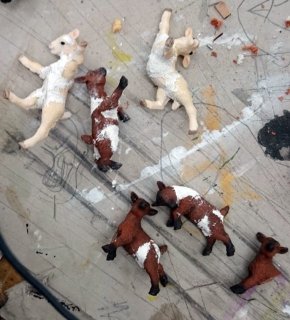 Construyendo las figuras para la maqueta utilizada en mi pintura Der Wolf und die sieben jungen Geisslein (El lobo y los siete cabritos).