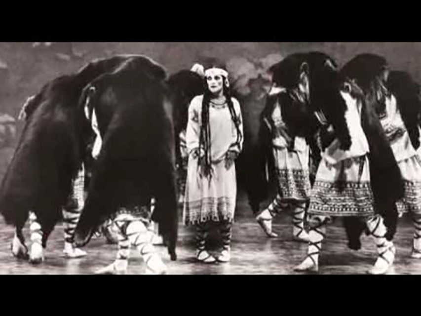 La consagración de la primavera (1913) de Igor Stravinsky es un ballet de danza ritual, sacrificio y frenesí colectivo.