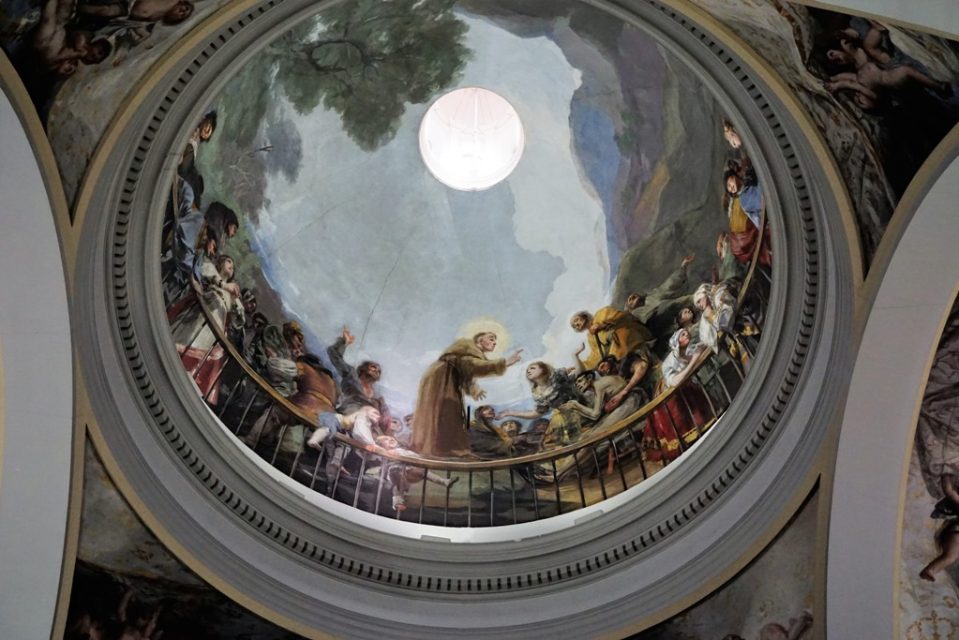 Detail of the circular dome. The saint, the victim, and the onlookers above.
