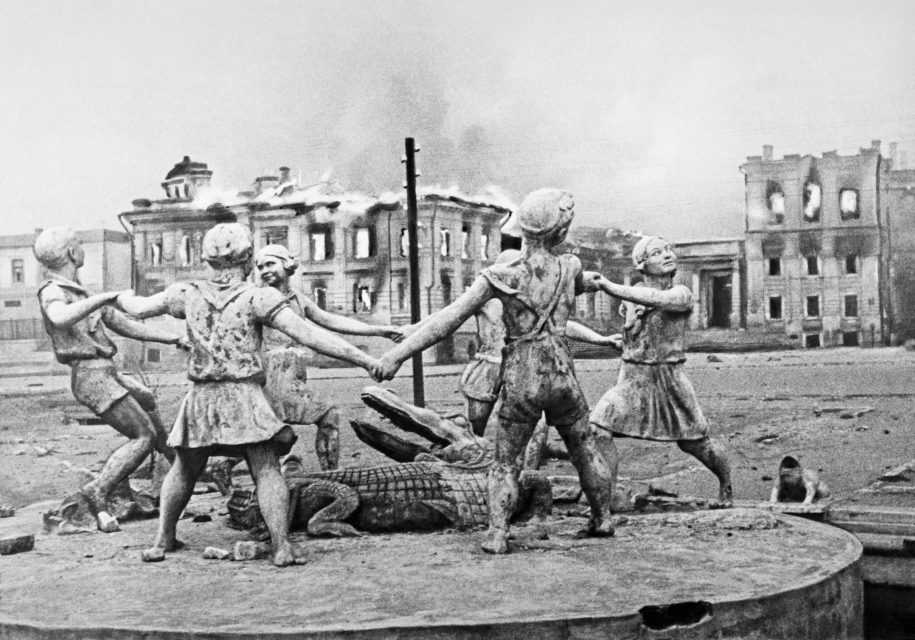 La fuente original de Barmaley en Volgogrado (entonces Stalingrado), fotografiada por Emmanuil Yevzerikhin tras el bombardeo alemán en agosto de 1942.